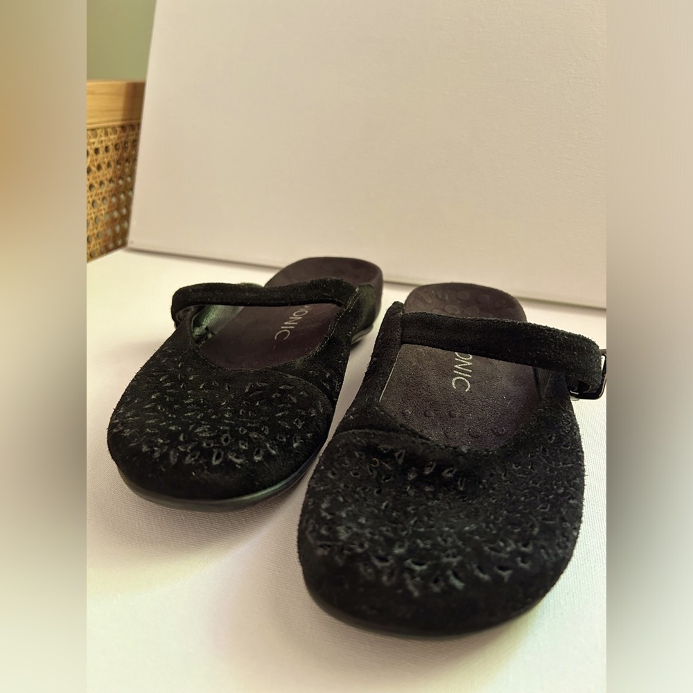 Vionic Size 6 Black Suede Mule